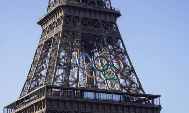 Los aros olímpicos reposan en la Torre Eiffel