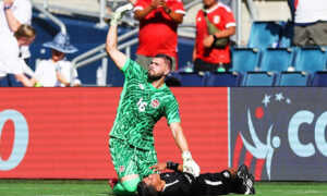 Árbitro asistente se desmaya antes del descanso del partido entre Perú y Canadá