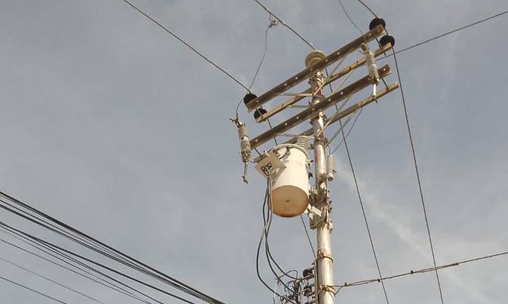 Explosión de transformador mantiene sin electricidad a 5 familias en Cabimas