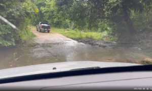 Trancan también carretera por donde pasaba Machado en Cojedes