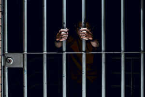 Finge ser abogado, pastor y agente fronterizo para estafar a más de mil personas