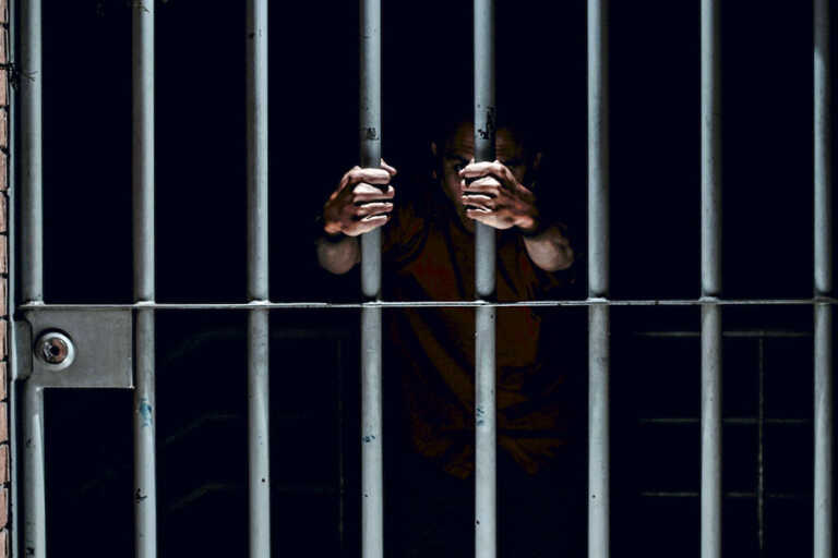 Finge ser abogado, pastor y agente fronterizo para estafar a más de mil personas
