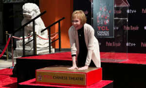 Carol Burnett plasma sus huellas en el Paseo de la Fama de Hollywood