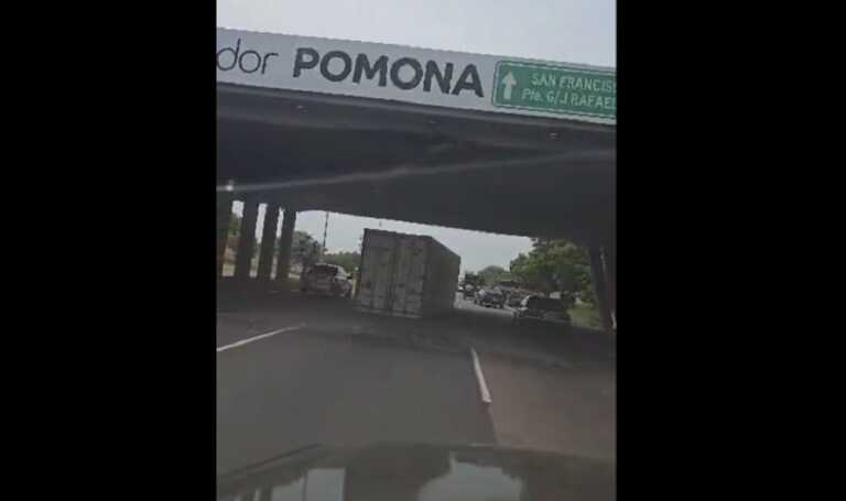 Carga de gandola impacta contra el puente Pomona y daña una de sus vigas