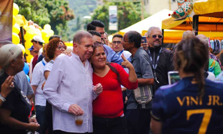 Edmundo González visita el mercado de Los Palos Grandes