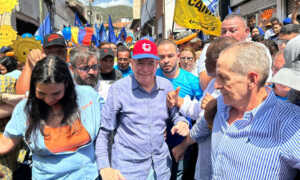 Edmundo González visita el Mercado municipal de La Guaira