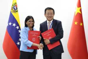 Venezuela y China firman tres acuerdos de cooperación en economía y tecnología