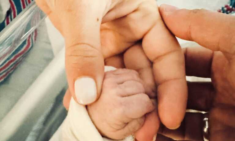 Álex Goncalves y Karen Ferreira se convierten en padres de Samantha