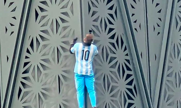 “Influencer” escala sin arnés rascacielos en Argentina con camiseta de Messi