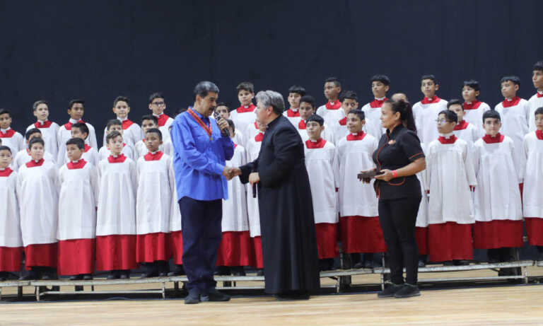 Maduro entrega primera etapa de recuperación del Teatro de Niños Cantores del Zulia