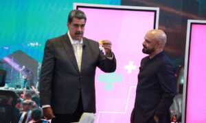 Maduro entrega distinción a Omar Enrique por sus 30 años de carrera