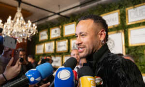Neymar subasta zapatilla bañada en oro para recaudar fondos entre críticas