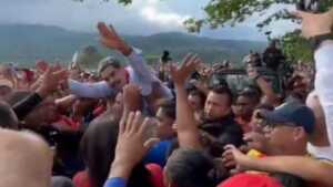 Maduro se lanza a los brazos de sus seguidores en Lara
