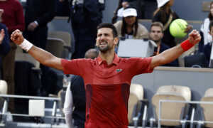 Djokovic se sobrepone a problemas en la rodilla y derrota a Cerúndolo