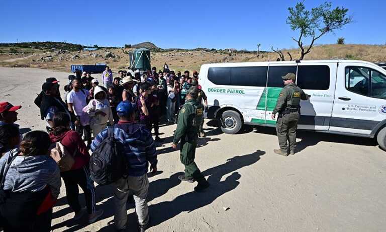 EE. UU. anuncia más recursos para agilizar proceso de deportación acelerada en frontera