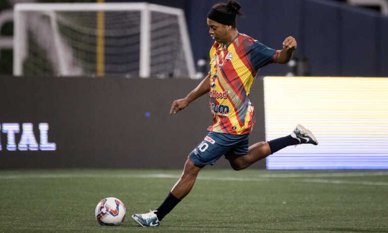 Ronaldinho debuta con victoria y derrota a Arango en la Liga Monumental