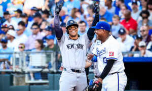 Salvador Pérez acecha el récord de imparables de por vida de Alcides Escobar