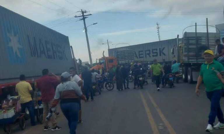 Protesta en Paraguachón paraliza el tráfico en la Troncal del Caribe