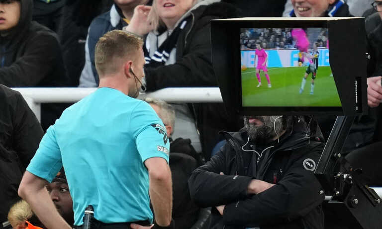 La Premier League seguirá utilizando el VAR