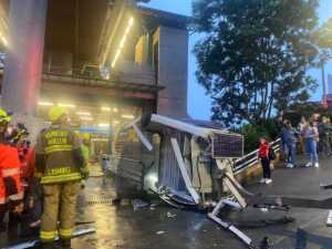 Un muerto y 20 heridos deja caída de cabina del teleférico en Medellín