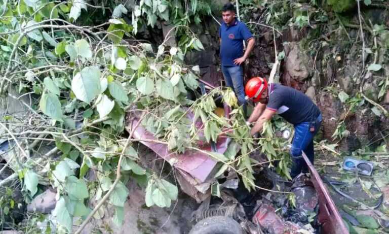 Muere familia de 5 personas tras caer al vacío en su camioneta en Táchira