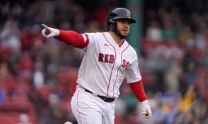 Wilyer Abreu conecta un imparable y se lastima el tobillo