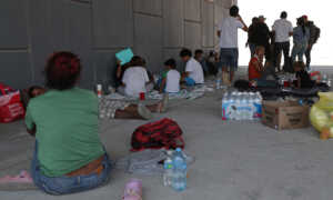 Migrantes se refugian del calor e inseguridad bajo un puente en Ciudad Juárez