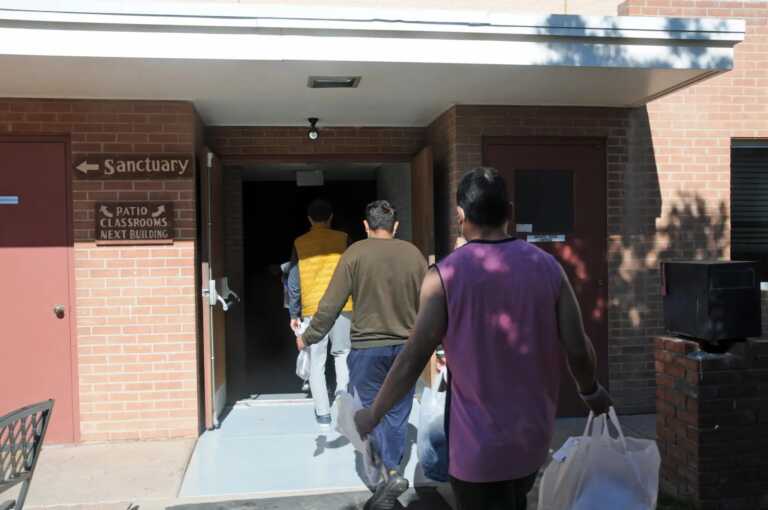 Deportaciones de cientos de migrantes saturan albergues en frontera de Arizona
