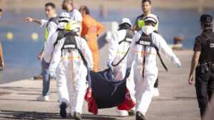 Más de 30 personas mueren en barcaza rescatada tras 17 días a la deriva en el Atlántico