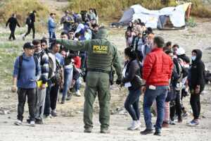 Menos migrantes pueden pedir asilo en frontera de EE. UU. tras nuevas restricciones