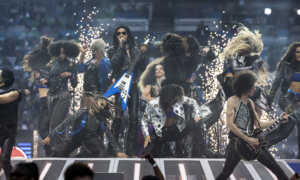 Lenny Kravitz enciende la final de la Champions con rock y pirotecnia