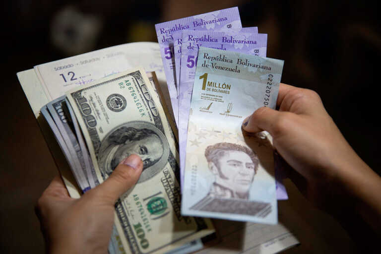 El precio oficial del dólar sigue al alza y supera el piso de 45 bolívares