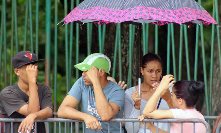 Migrantes desafían alerta por lluvias y ciclones para cruzar la frontera de México