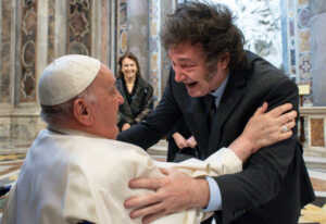 El Papa y Milei se abrazan al encontrarse en la cumbre del G7 en Italia