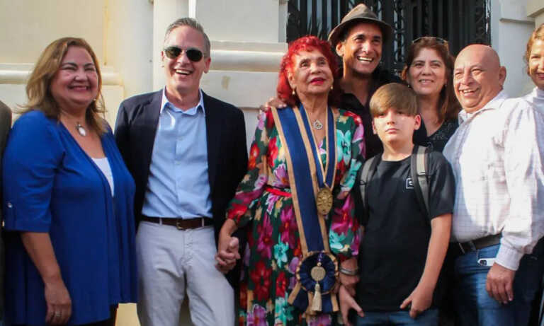 Develan estrella en honor a Yasmina Jiménez en el paseo del Teatro Baralt