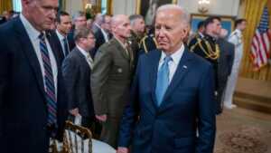 Biden dijo a los gobernadores demócratas que se sometió a chequeo médico tras el debate