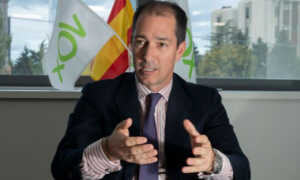 Denuncian la deportación del exdiputado español Víctor González