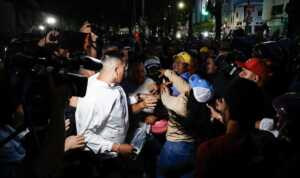 Altercados entre chavistas y opositores en centros electorales de Caracas empañan la jornada