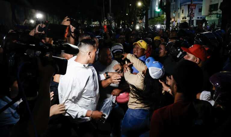 Altercados entre chavistas y opositores en centros electorales de Caracas empañan la jornada