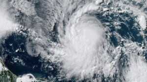 “Beryl” toca tierra como huracán sobre Yucatán y seguirá después hacia Texas
