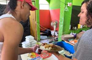 Restaurante mexicano sale adelante con comida venezolana hecha por y para migrantes