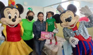 Eveling de Rosales entrega regalos en el Hospital de Niños de Maracaibo