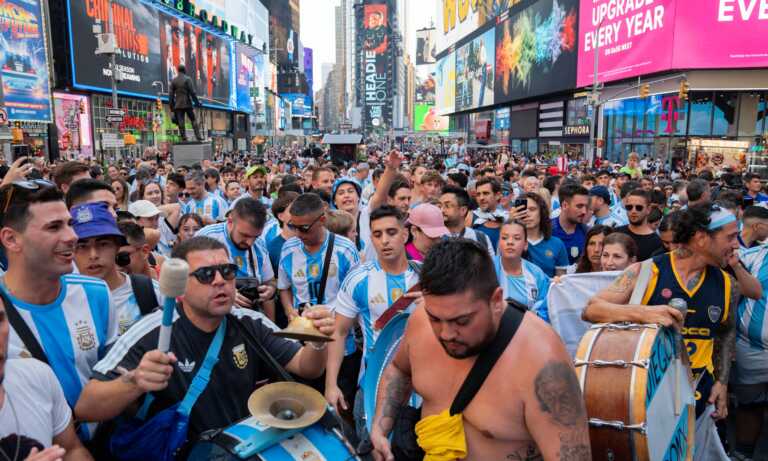 Las barras argentinas conquistan Times Square en un nuevo “banderazo”