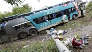 Diez muertos y más de 40 heridos tras volcar un autobús con turistas en Brasil