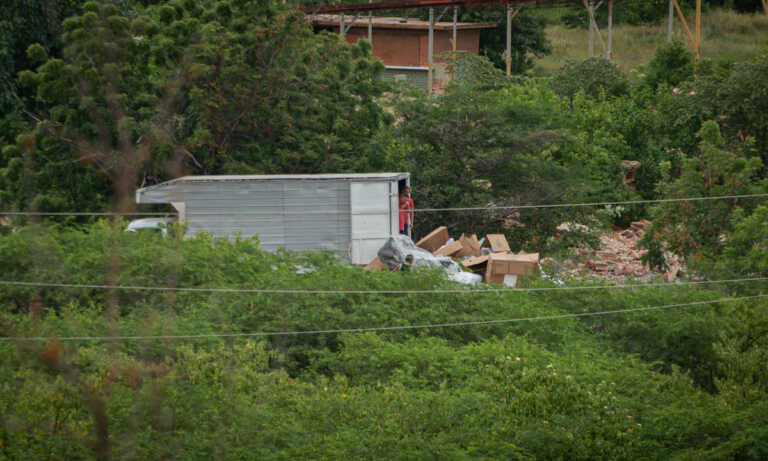 Multan y detienen a chofer de camión por lanzar desechos en terreno de Cañada Honda