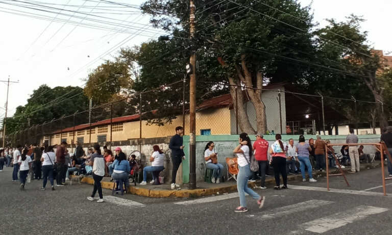 Con aplausos y entonando el Himno Nacional inició jornada electoral en el centro y occidente