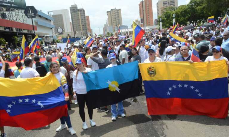 Marabinos protestan en la plaza de la República por los resultados del CNE