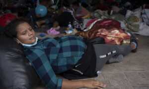 Juez de Texas protege albergues para migrantes contra el “acoso” del estado
