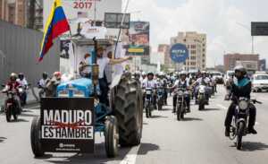 Daniel Ceballos inicia su campaña electoral en Caracas con un tractor