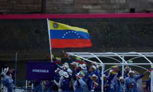 Atletas venezolanos brillan en el Sena durante la inauguración de los Juegos Olímpicos